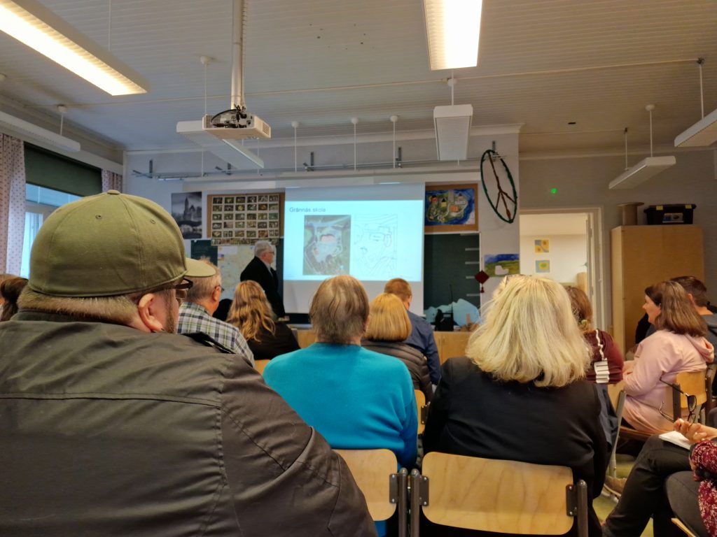 Ihmisiä Epoon koululla.